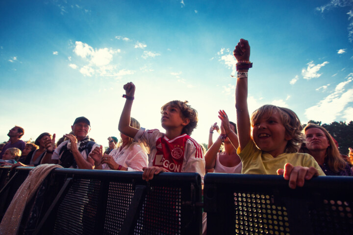 Sfeerfoto Publiek sportveld ITGWO festival door Juri Hiensch