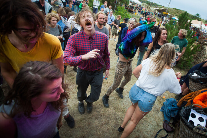 Sfeerfoto Publiek Tokkelbaan ITGWO festival door Juri Hiensch