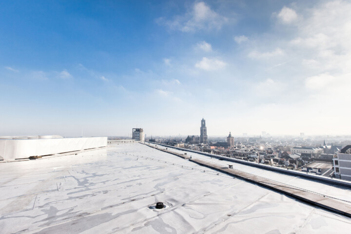 Architectuurfoto op het dak van TivoliVredenburg door fotograaf Juri Hiensch