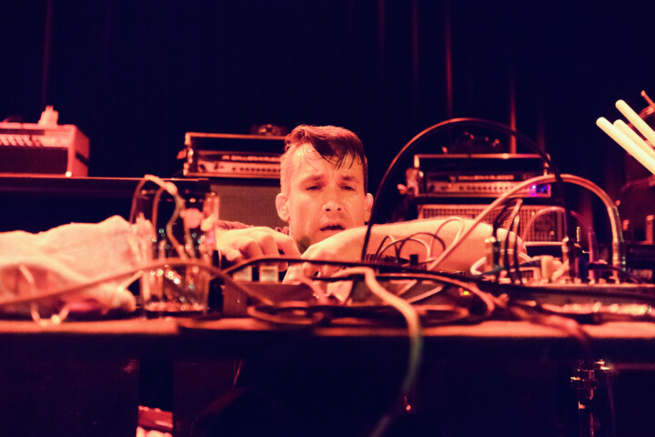 Live concertfoto Xiu Xiu door Juri Hiensch