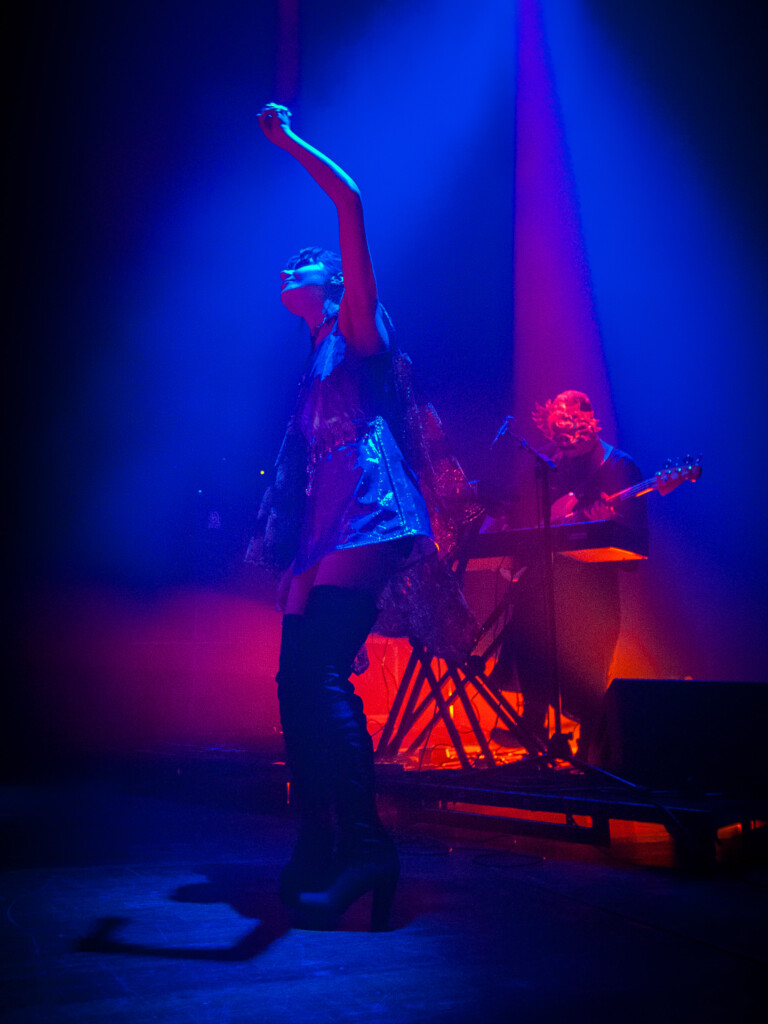 Live concertfoto Gaye Su Akyol @ Le Guess Who door Juri Hiensch