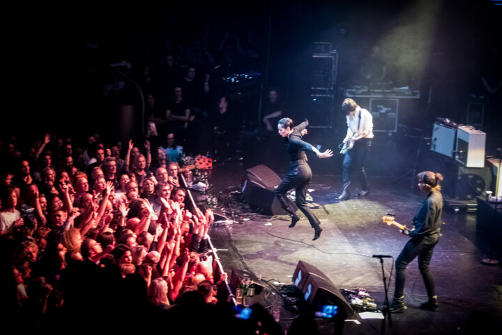 Live concertfoto Savages @ Le Guess Who door Juri Hiensch