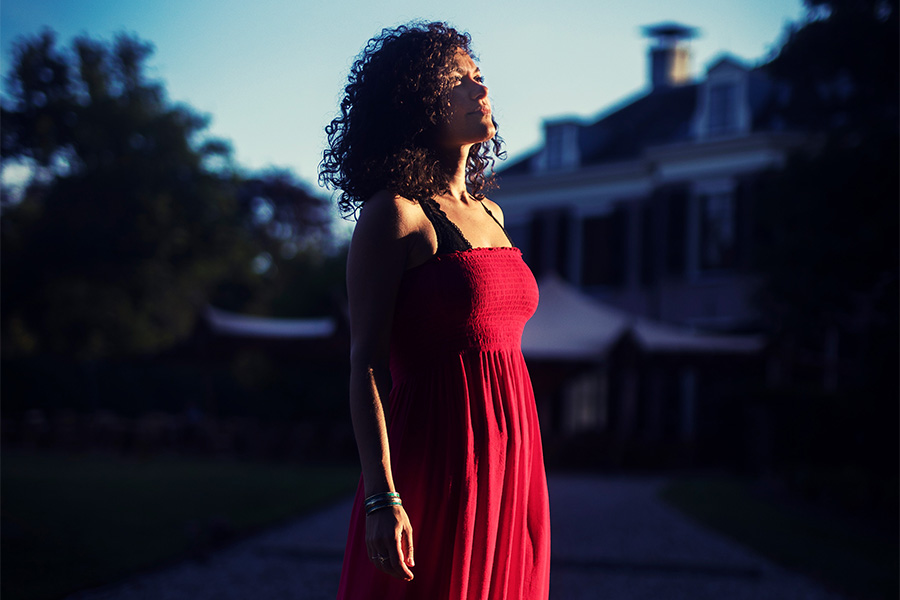 Portretfoto Norah Fischer op Wonderfeeldoor Juri Hiensch