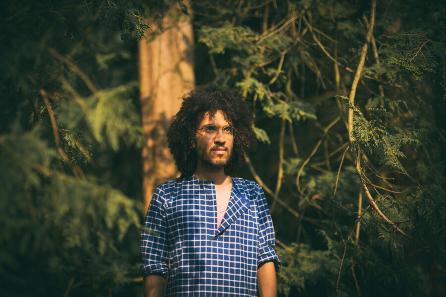 Portretfoto James Oesi op Wonderfeeldoor Juri Hiensch