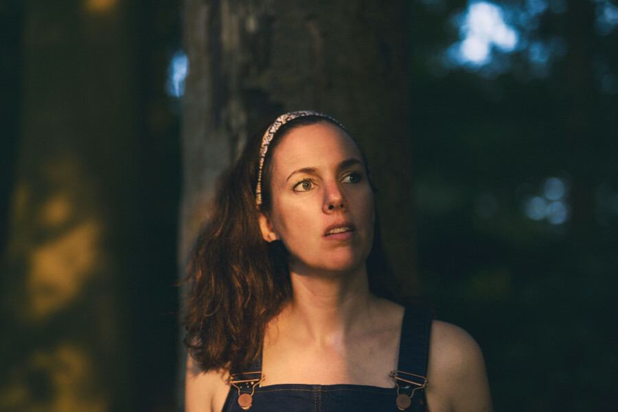 Portretfoto Anna Meredith op Wonderfeeldoor Juri Hiensch