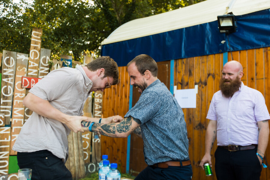 Foto IDLES backstage op ITGWO door Juri Hiensch