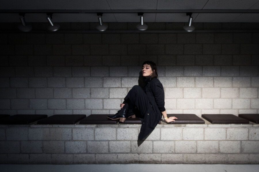 Portretfoto Cate le Bon op Le Guess Who? door Juri Hiensch