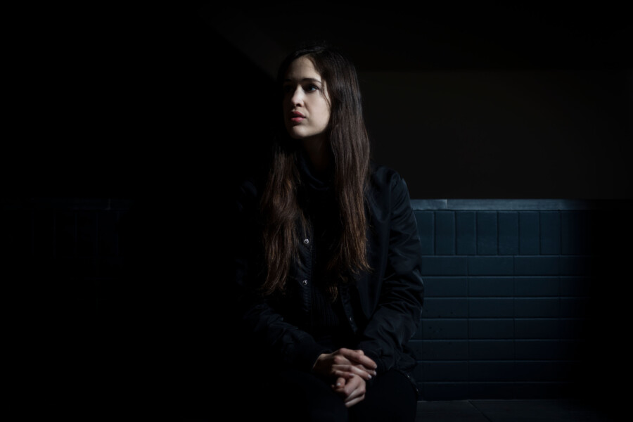 Portretfoto Marie Davidson op Le Guess Who? door Juri Hiensch