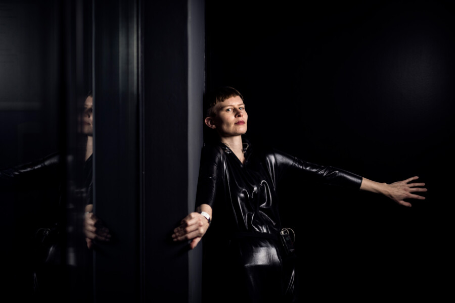 Portretfoto Jenny Hval op Le Guess Who? door Juri Hiensch