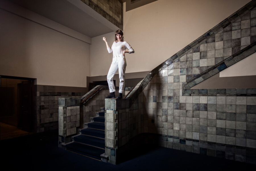Portretfoto Aldous Harding op Le Guess Who? door Juri Hiensch