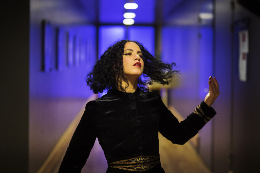 Portretfoto Emel Mathlouthi op Le Guess Who? door Juri Hiensch