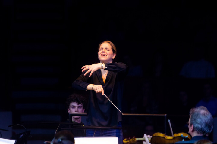 Live concertfoto Karina Canellakis door Juri Hiensch