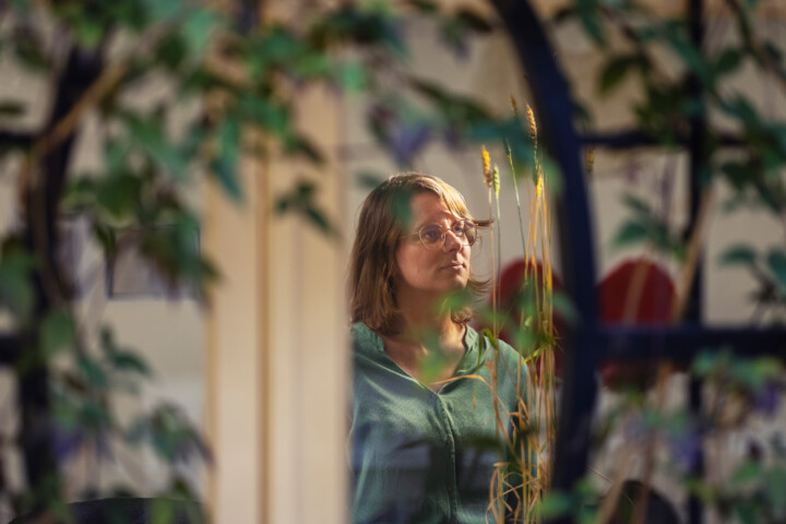 Foto van Janneke Kornet in het tuinatelier van KF Hein door Juri Hiensch