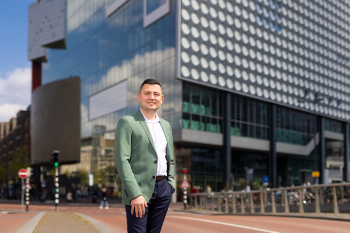 Foto van Haidar al Sadi voor de recruitment campagne van de gemeente Utrecht door Juri Hiensch