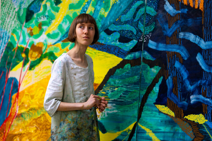 Foto van Anne Schillings in het tuinatelier van KF Hein door Juri Hiensch