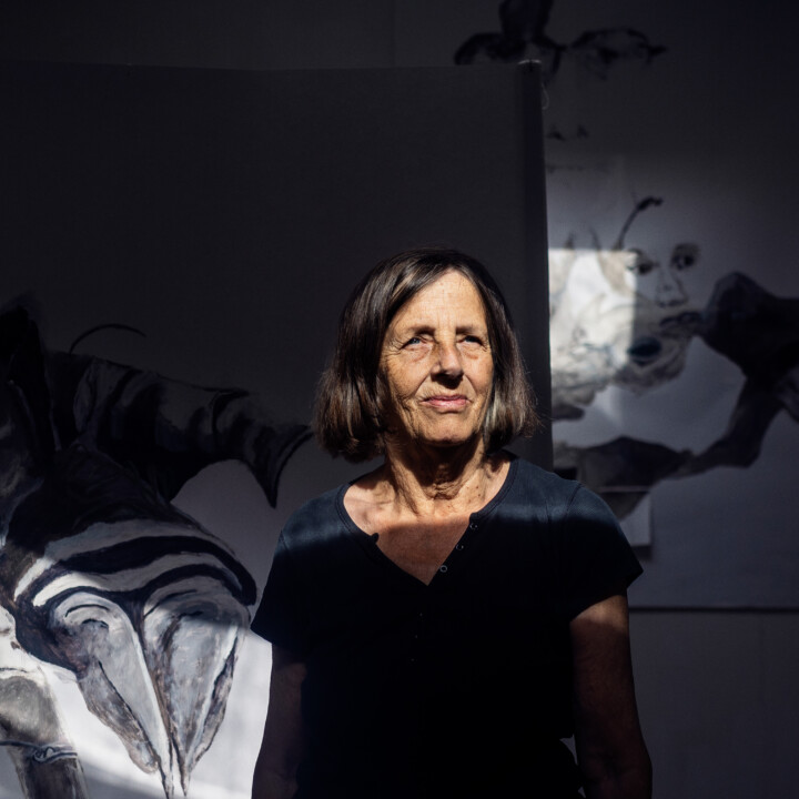 Foto van Gretha Hengst in het tuinatelier van KF Hein door Juri Hiensch