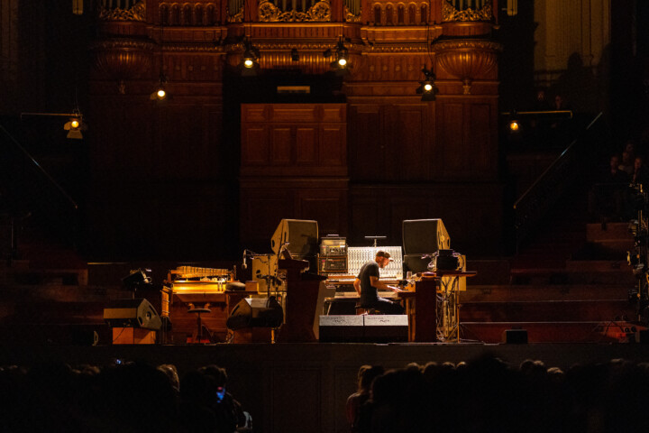 Live concertfoto Nils Frahm in het Concertgebouw door Juri Hiensch