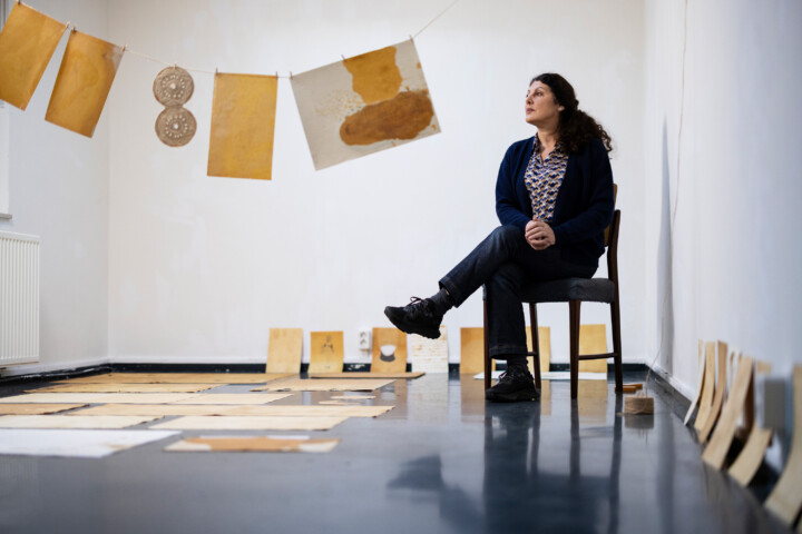 Foto van Kostana Banovic in het tuinatelier van KF Hein door Juri Hiensch