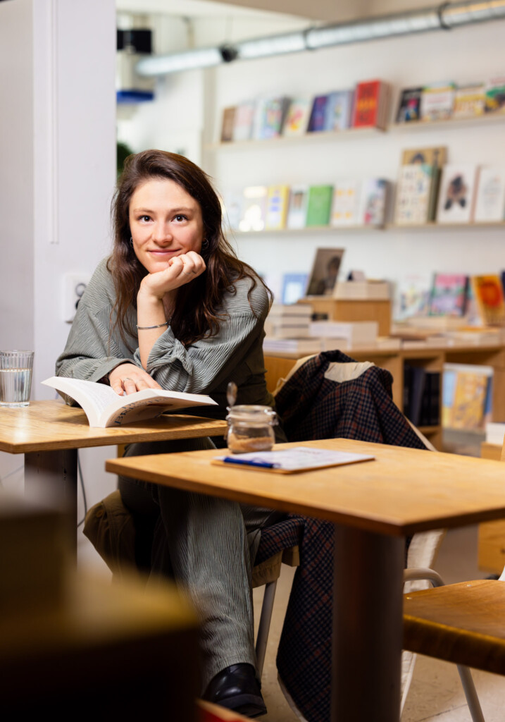 Portretfoto Eva Oosters door Juri Hiensch