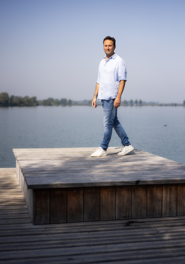 Portretfoto Xander van der Wulp door Juri Hiensch