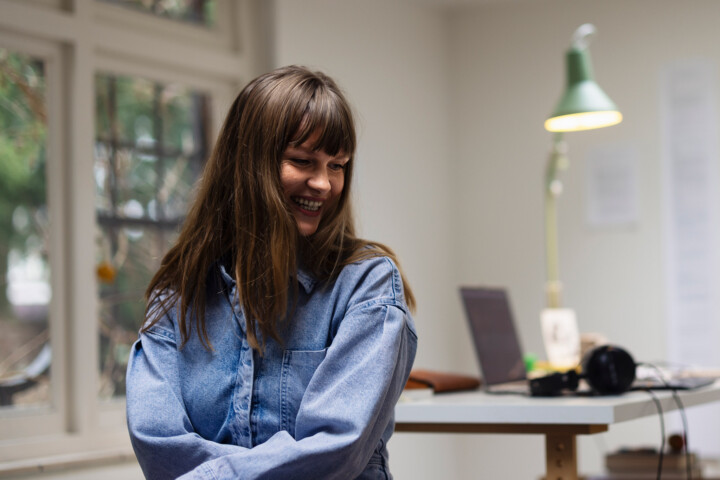 Foto van Marcia Sandee in het tuinatelier van KF Hein door Juri Hiensch