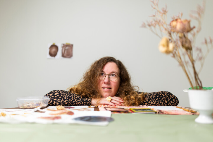 Foto van Isabelle Zumbrink in het tuinatelier van KF Hein door Juri Hiensch