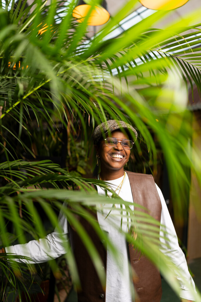 Portretfoto Shug La Sheeda door Juri Hiensch