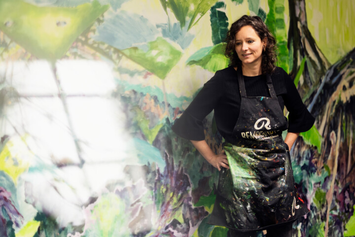 Foto van Marjet Visscher in het tuinatelier van KF Hein door Juri Hiensch