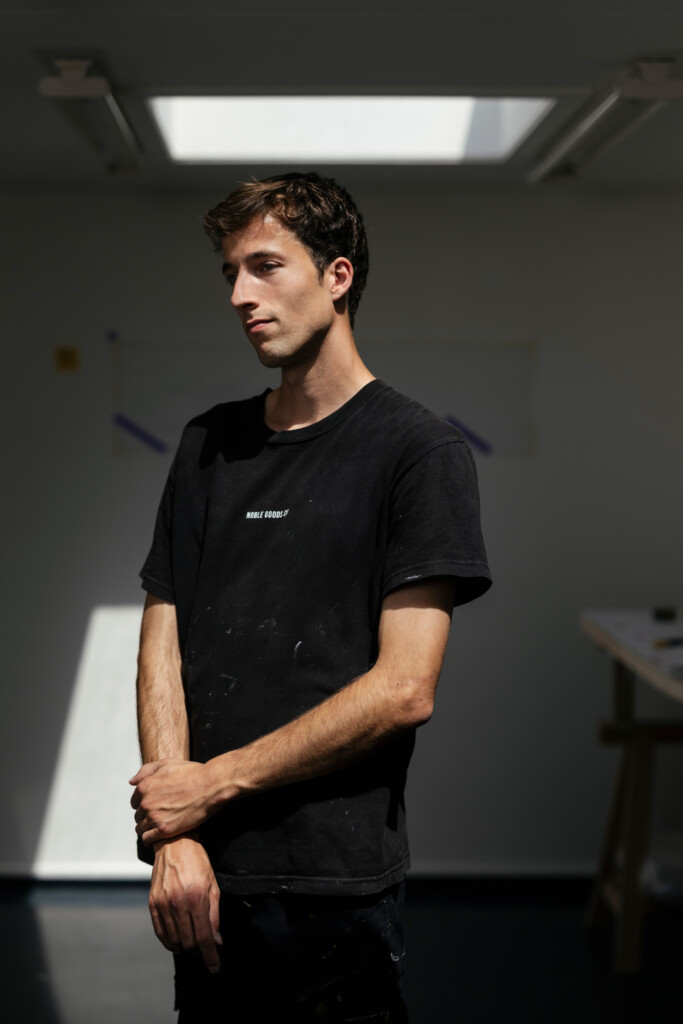 Foto van Thomas Klein Horsman in het tuinatelier van KF Hein door Juri Hiensch