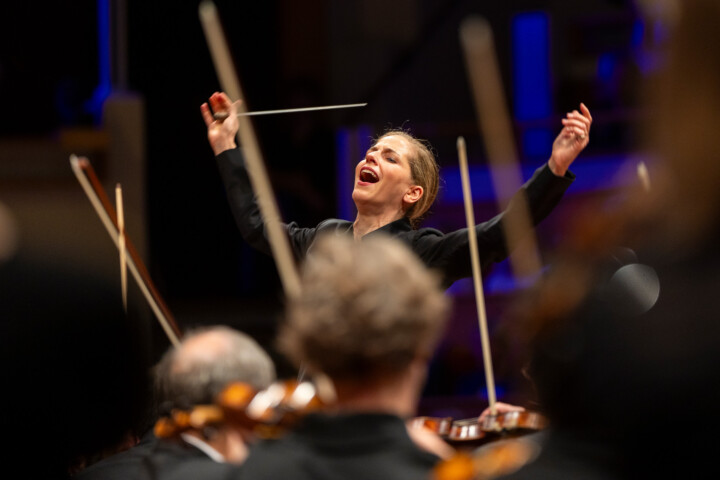 Live concertfoto Karina Canellakis door Juri Hiensch