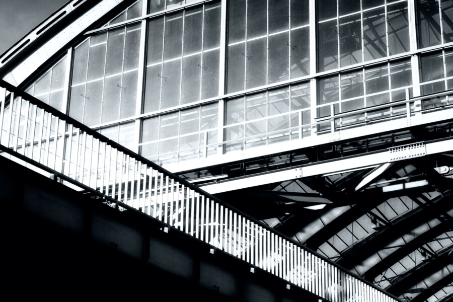 Cityscape streetlife Berlin Ostbahnhof door fotograaf Juri Hiensch